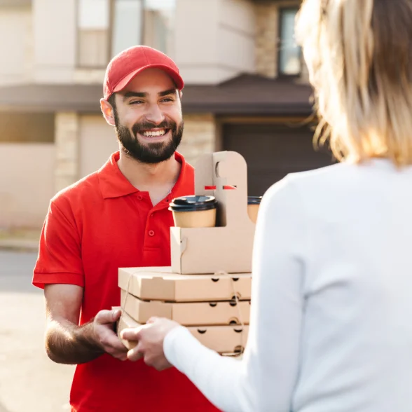 delivery entrega comida a cliente